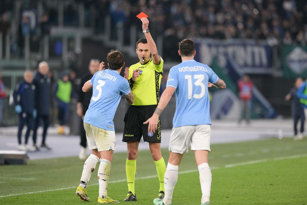 Luca Pellegrini bekommt die Rote Karte vom Schiedsrichter gezeigt.