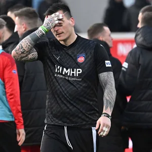 Heidenheims Torwart Kevin Müller fasst sich an die Stirn.