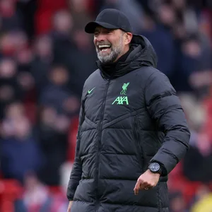 Jürgen Klopp lächelt breit nach dem Sieg.