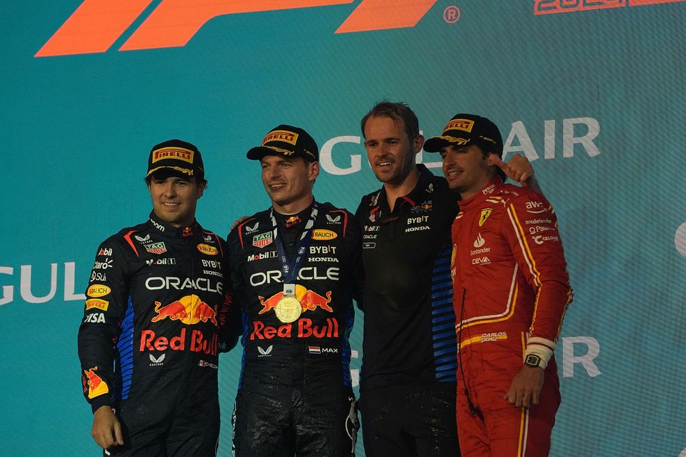 Sergio Perez, Max Verstappen, Carlos Sainz Jr. lächeln bei der Siegerehrung.
