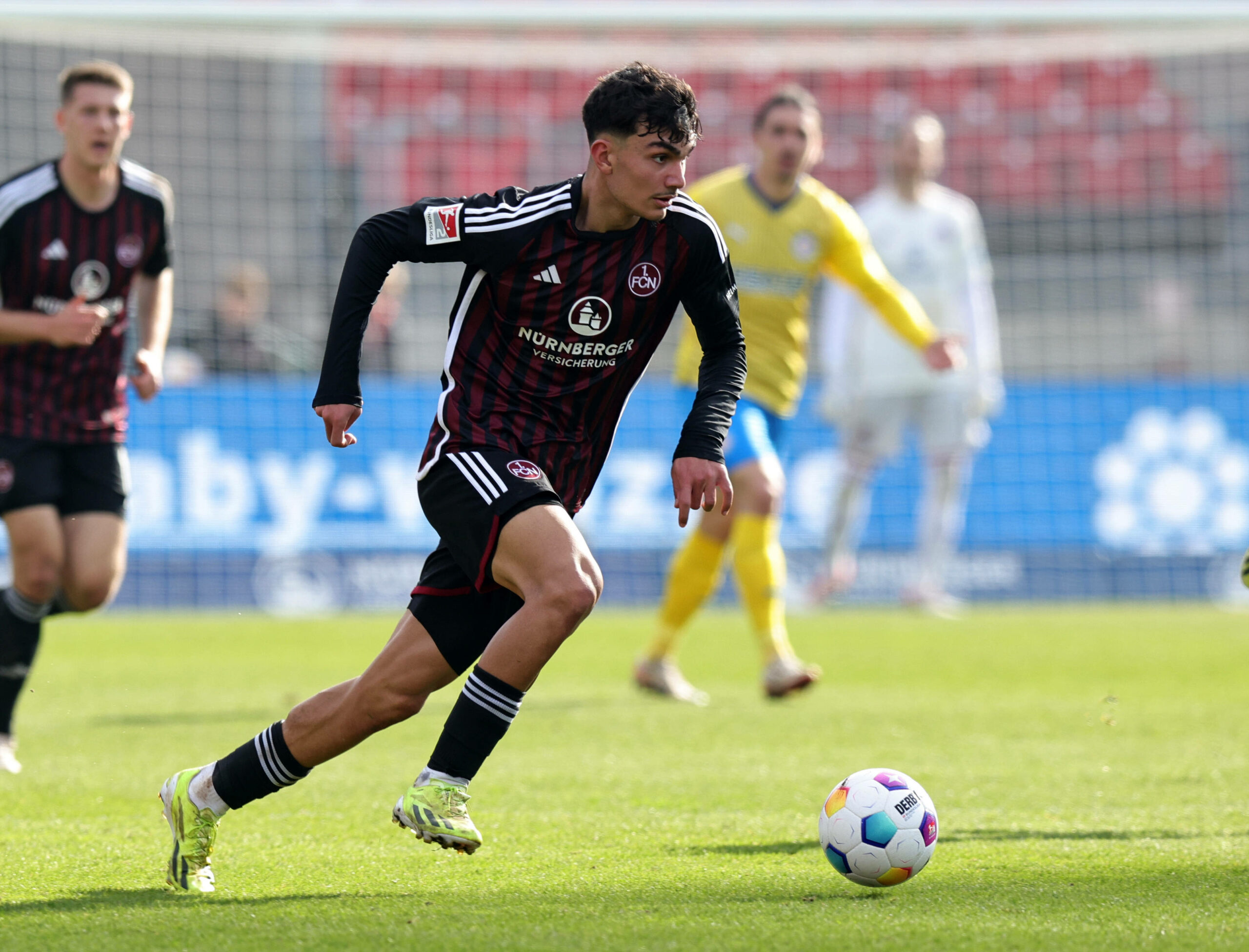 Can Uzun am Ball im Spiel für Nürnberg.