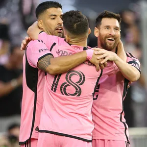 Lionel Messi (r.), Jordi Alba und Luis Suarez liegen sich in den Armen.