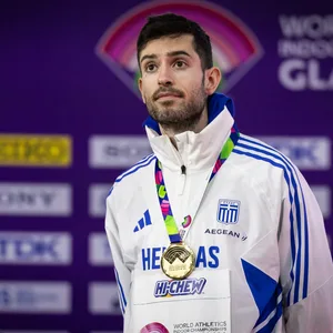 Miltiadis Tentoglou mit einer Goldmedaille