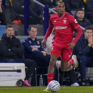 Joshua Brenet am Ball im Spiel.