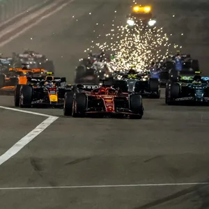 Formel-1-Rennwagen am Start.