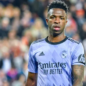 Vinicius Junior guckt ratlos in die Kamera.