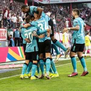 Leverkusens Mannschaft jubelt zusammen nach einem Treffer