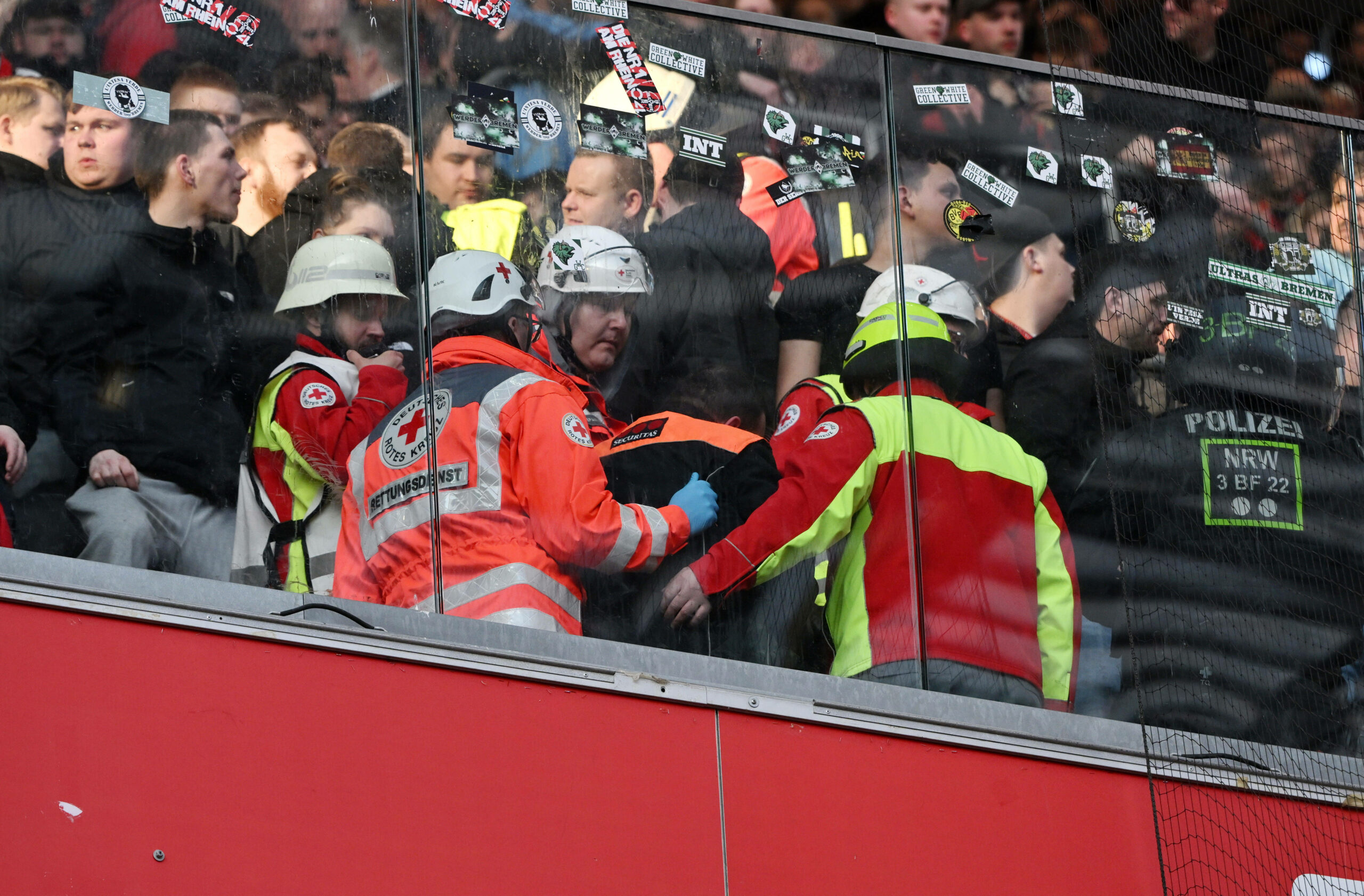 Rettungssanitäter versorgen einen Ordner auf der Tribüne.