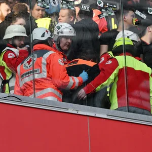 Rettungssanitäter versorgen einen Ordner auf der Tribüne.