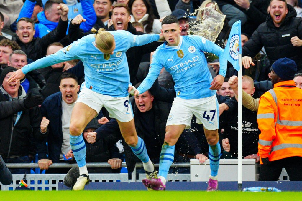 Phil Foden feiert mit Erling Haaland