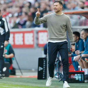 Xabi Alonso hebt warnend den Zeigefinger an der Seitenlinie.