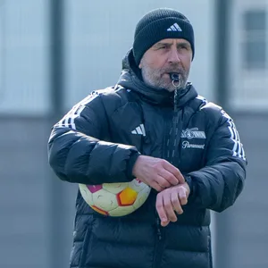 Nenad Bjelica mit Trillerpfeife und Ball auf dem Trainingsplatz