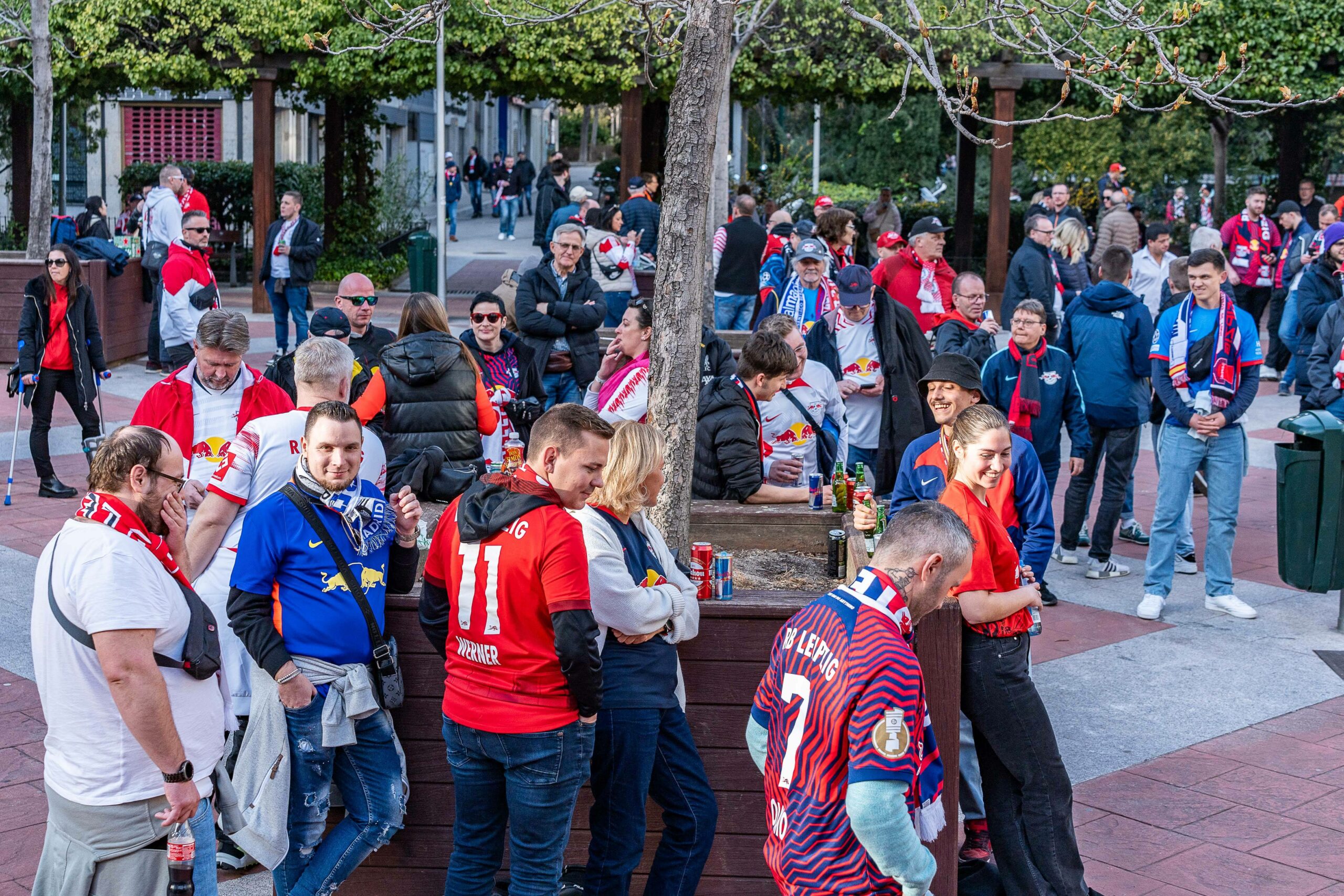 Leipziger Fans auf dem Platz Avenida de Brasil in Madrid