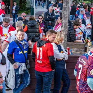 Leipziger Fans auf dem Platz Avenida de Brasil in Madrid