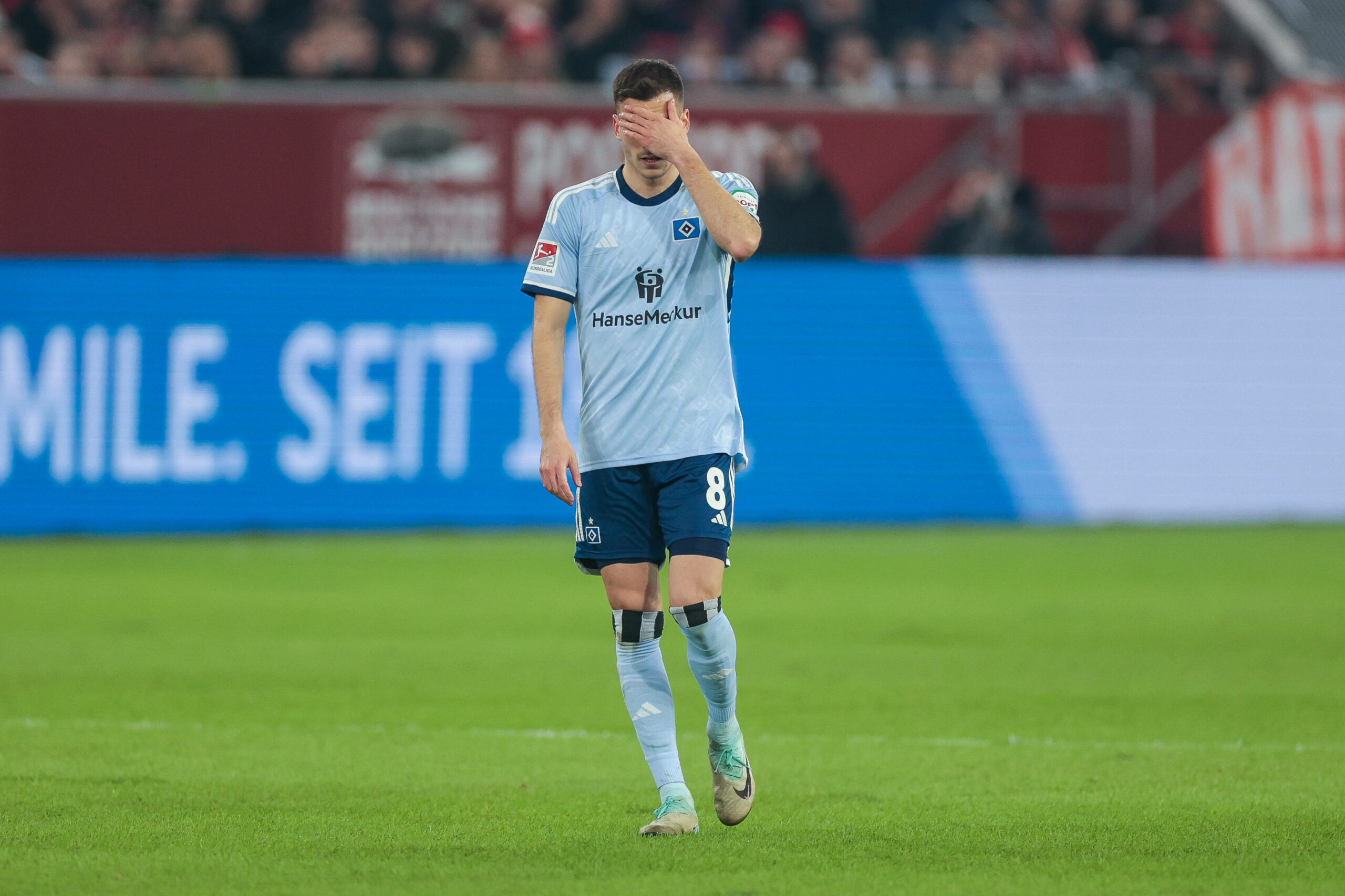 László Bénes schlägt vor Enttäuschung bei der HSV-Pleite in Düsseldorf eine Hand vor sein Gesicht