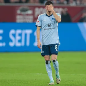 László Bénes schlägt vor Enttäuschung bei der HSV-Pleite in Düsseldorf eine Hand vor sein Gesicht
