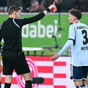 HSV-Joker Moritz Heyer sieht in Düsseldorf Gelb-Rot.