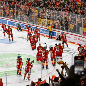 Die Spieler der DEG bedanken sich bei ihren Fans.