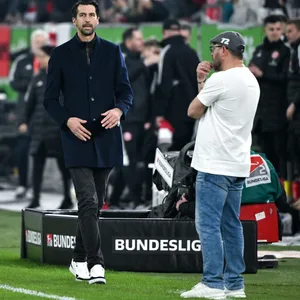 Jonas Boldt und Steffen Baumgart am Spielfeldrand