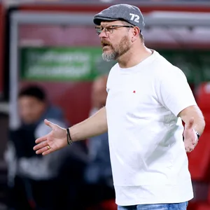 Steffen Baumgart schaut beim HSV-Spiel in Düsseldorf mit ausgebreiteten Armen aufs Spielfeld