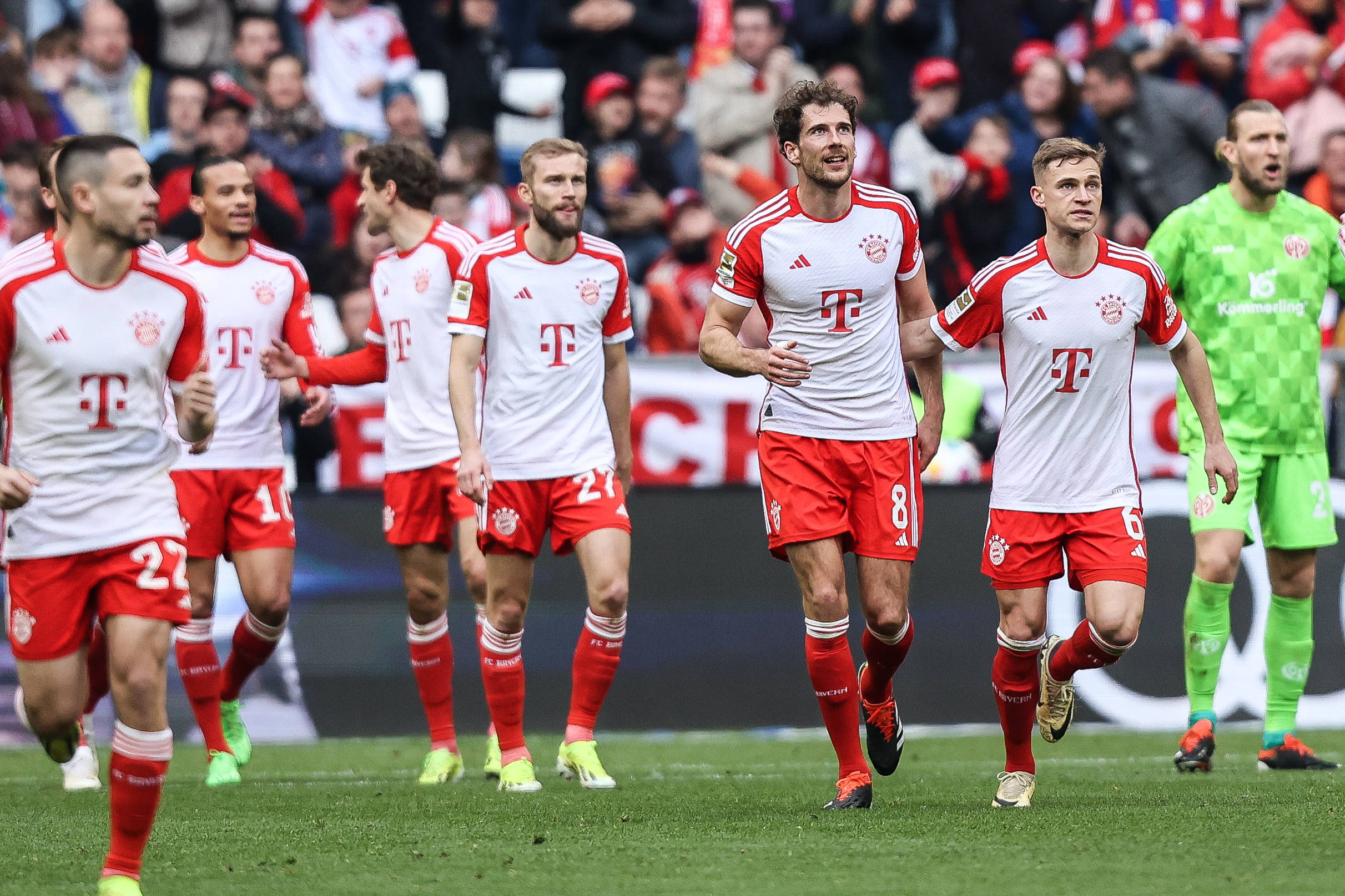 Die Bayern-Stars um Leon Goretzka jubeln über ein Tor.