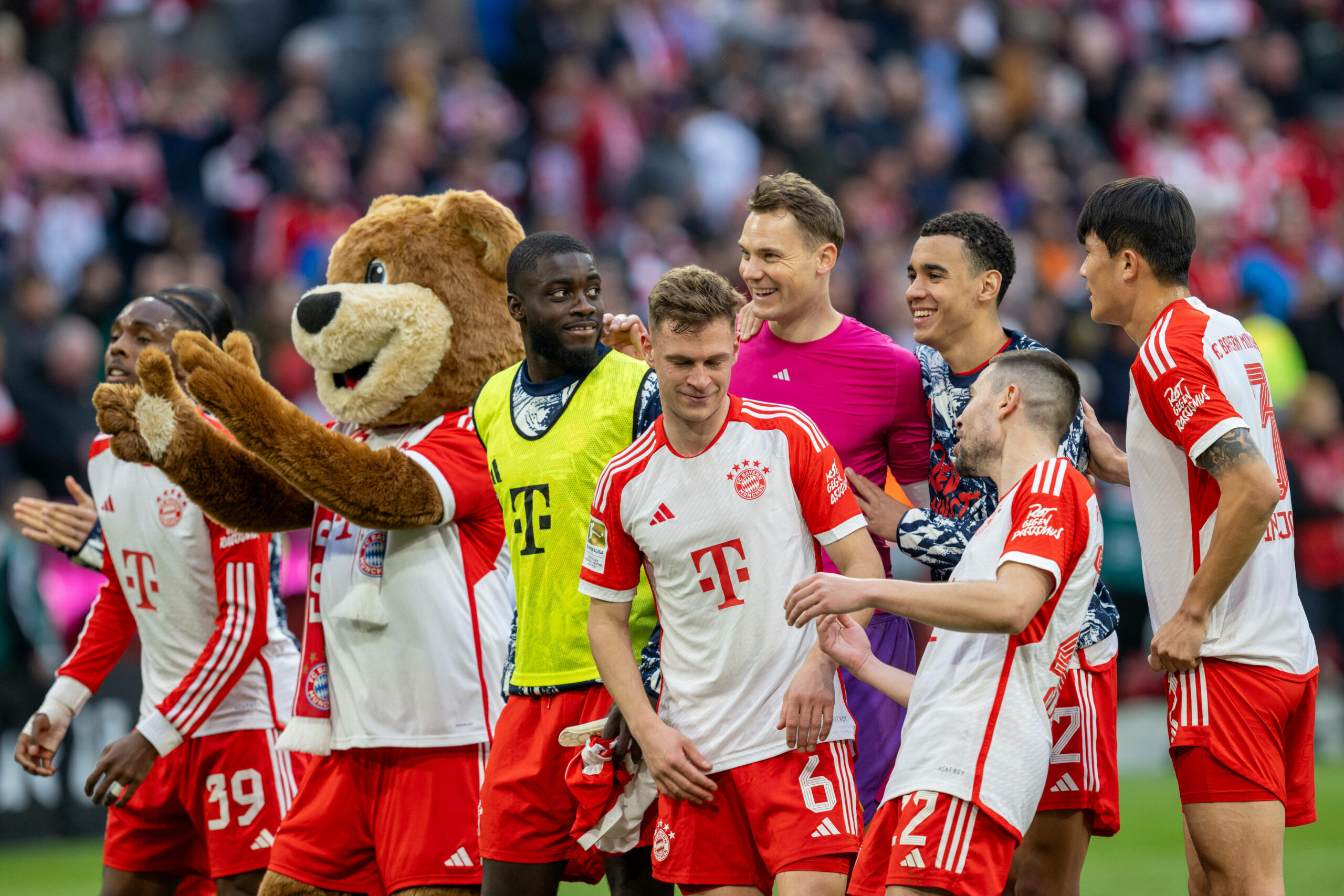 Bayerns Mannschaft feiert mit ihren Fans nach einem Sieg.