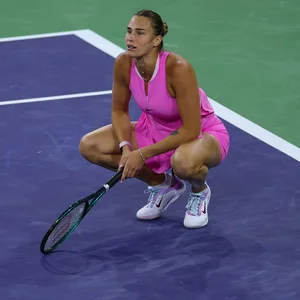 Aryna Sabalenka hockt auf dem Tennisplatz.