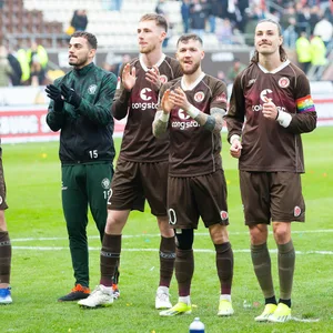 Die St. Pauli-Profis lassen sich nach dem Sieg gegen Hertha BSC von den Fans im ausverkauften Millerntor-Stadion feiern.