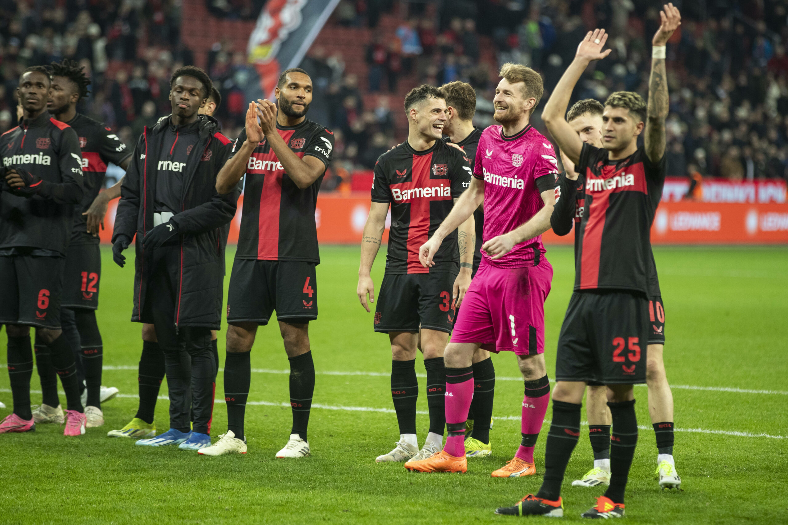 Bayer Leverkusens Team feiert ihren Sieg vor den Fans.