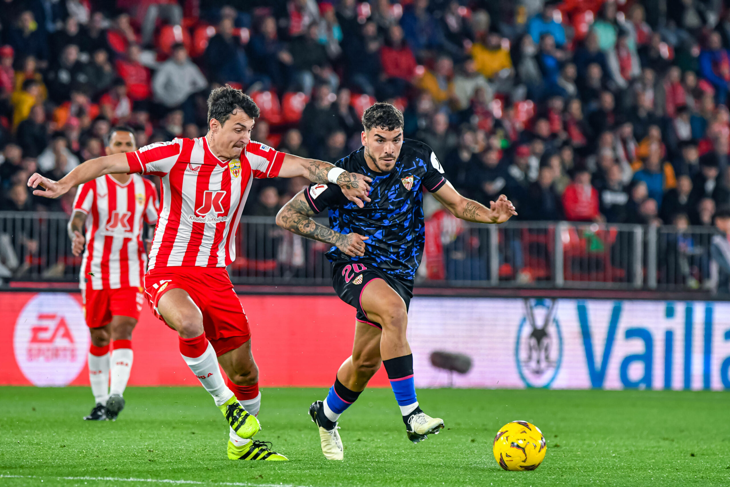 Aleksandar Radovanović (Almeria) im Zweikampf mit Isaac Romero (Sevilla).