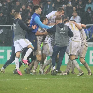 Jubel ohne Ende: Saarbrückens Drittliga-Kicker sind nach dem Siegtor gegen Gladbach nicht mehr zu bremsen.