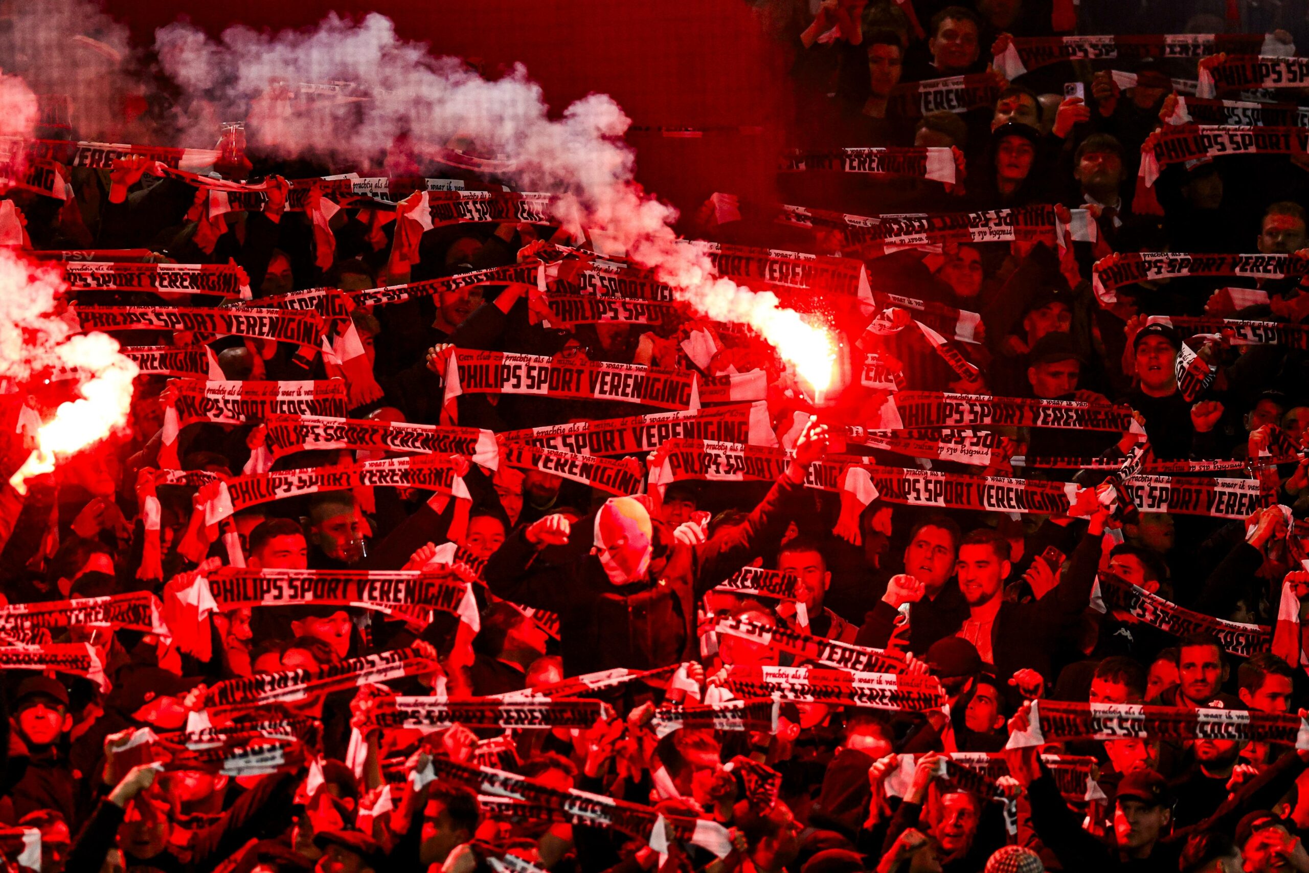 Fans der PSV Eindhoven zünden Pyrotechnik im Gästeblock.