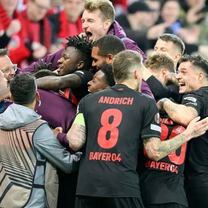 Leverkusens Mannschaft feiert Torschützen Patrik Schick.