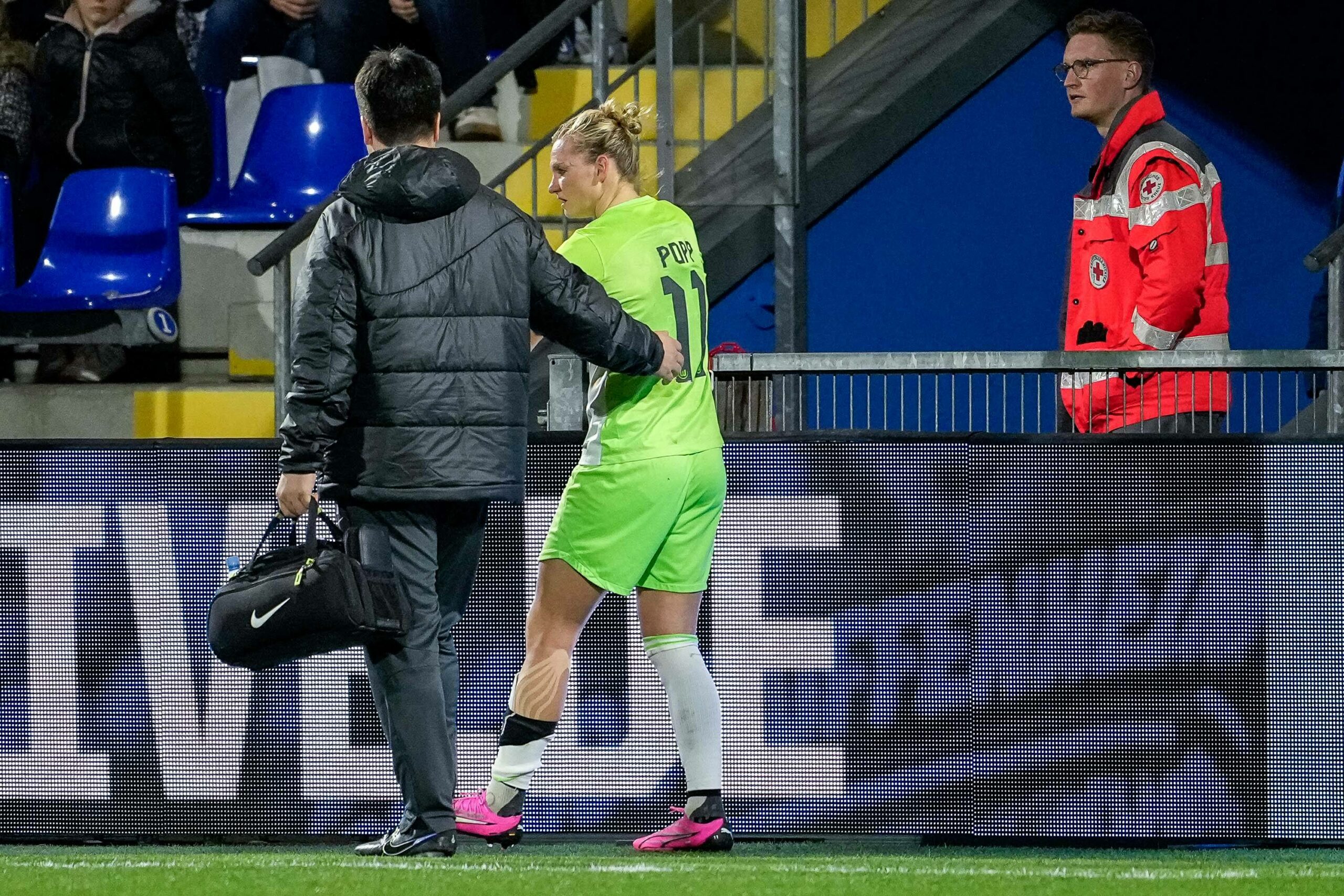 Alexandra Popp humpelt verletzt vom Platz.