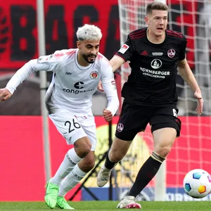 Elias Saad gegen Nürnbergs Florian Flick