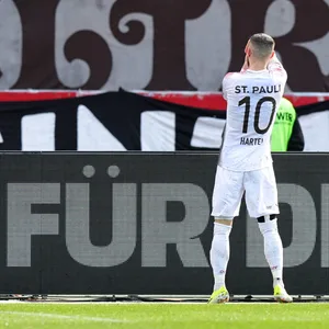 Marcel Hartel vor der Fankurve
