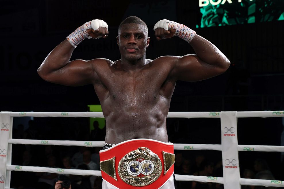 Peter Kadiru mit dem IBF-Intercontinental-Gürtel