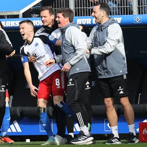 László Bénes jubelt vor der HSV-Dank mit Mitspielern und dem Staff über sein Tor gegen Wiesbaden