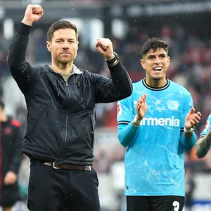 Xabi Alonso streckt nach dem Sieg beide Fäuste in die Höhe.