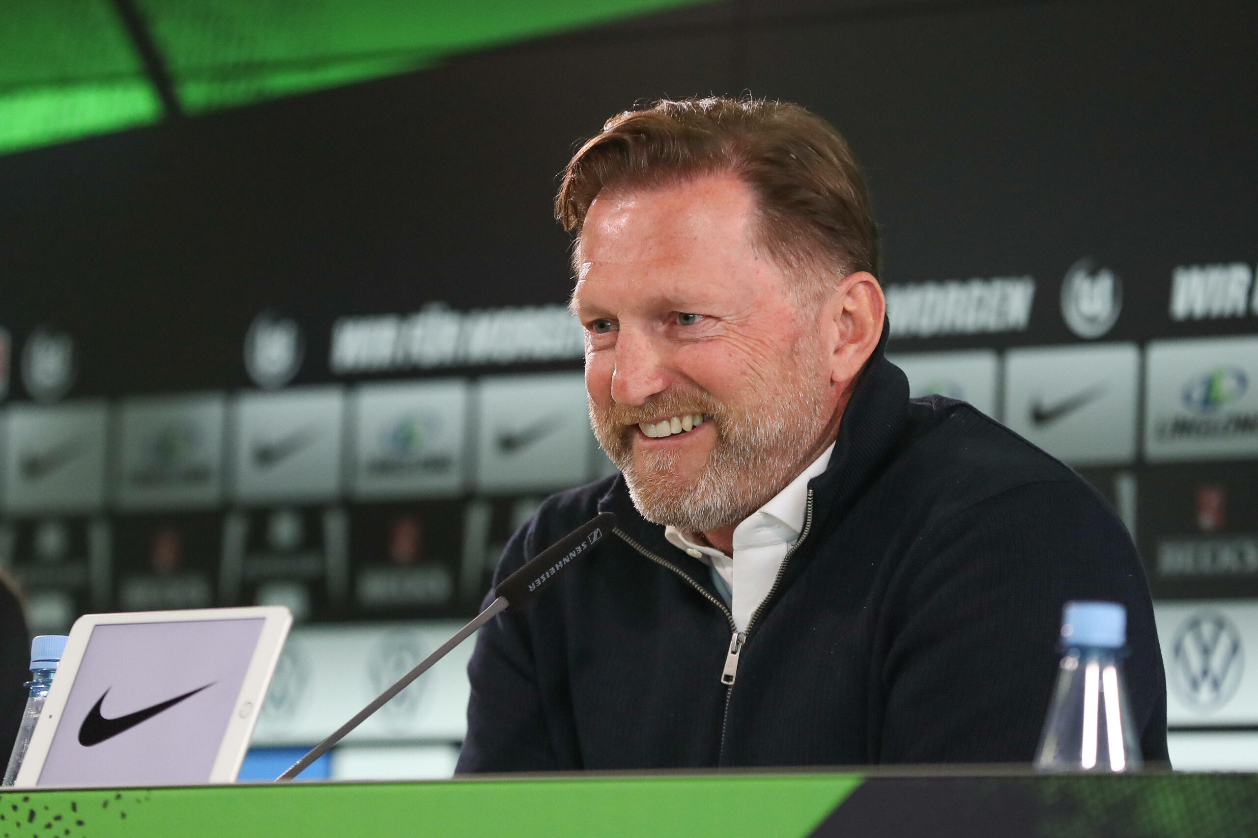 Ralph Hasenhüttl bei seiner ersten Pressekonferenz als neuer Wolfsburg-Trainer.