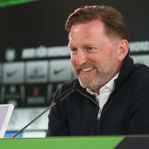 Ralph Hasenhüttl bei seiner ersten Pressekonferenz als neuer Wolfsburg-Trainer.