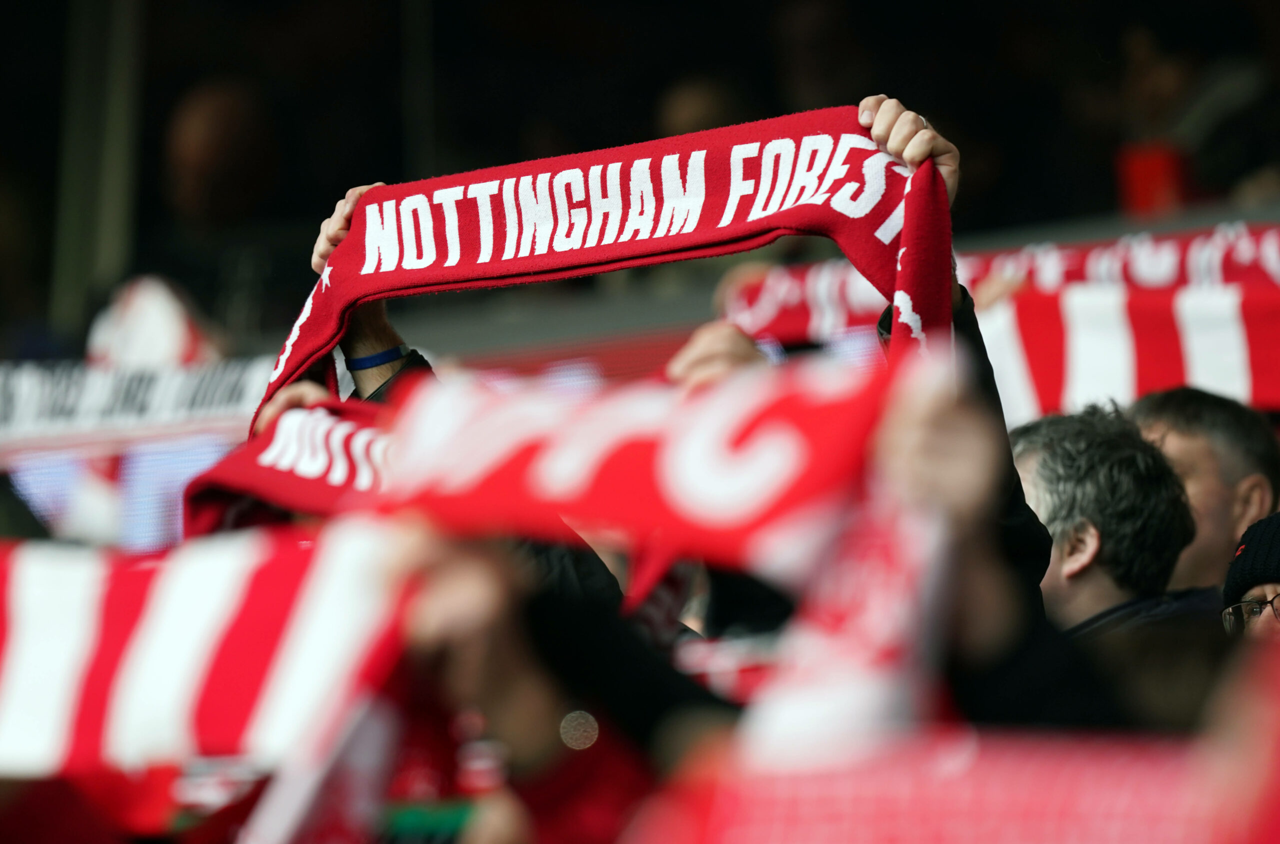 Fans halten Schals von Nottingham Forest in die Höhe.