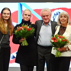 Sepp Maier zu Tränen gerührt neben seiner Familie.