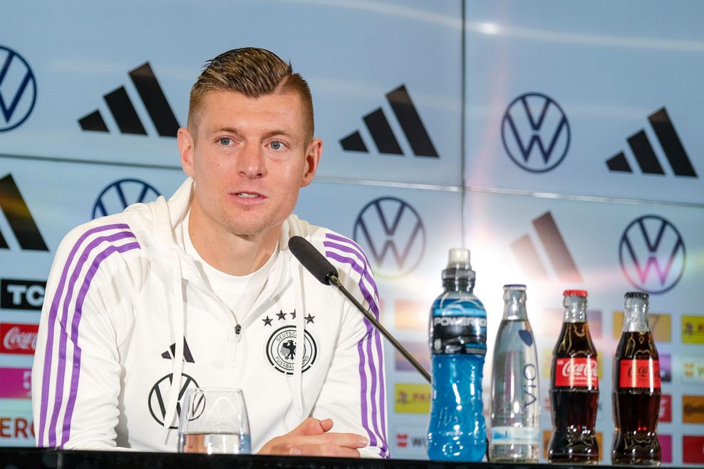 Toni Kroos auf der Pressekonferenz im Rahmen der Nationalmannschaft.