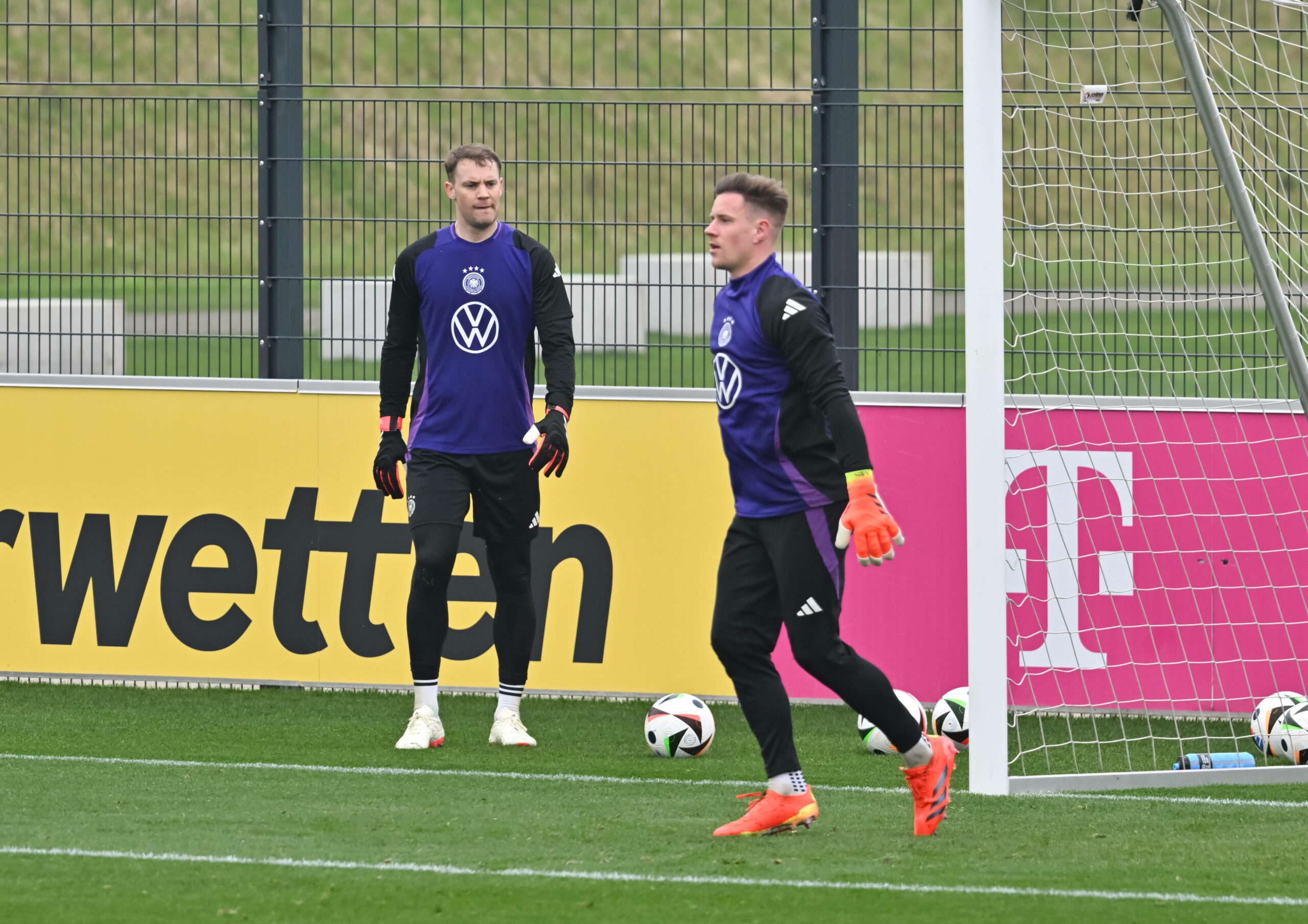 Manuel Neuer (l.) und Marc-André ter Stegen im Training der Nationalmannschaft