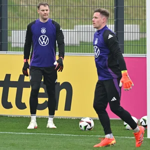 Manuel Neuer (l.) und Marc-André ter Stegen im Training der Nationalmannschaft