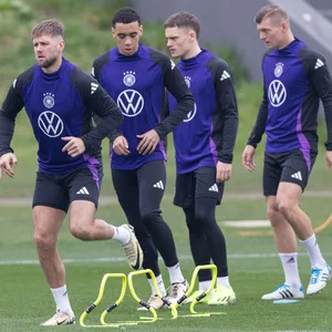 Niclas Füllkrug, Jamal Musiala, Florian Wirtz und Toni Kroos laufen über Hürden im DFB-Training.