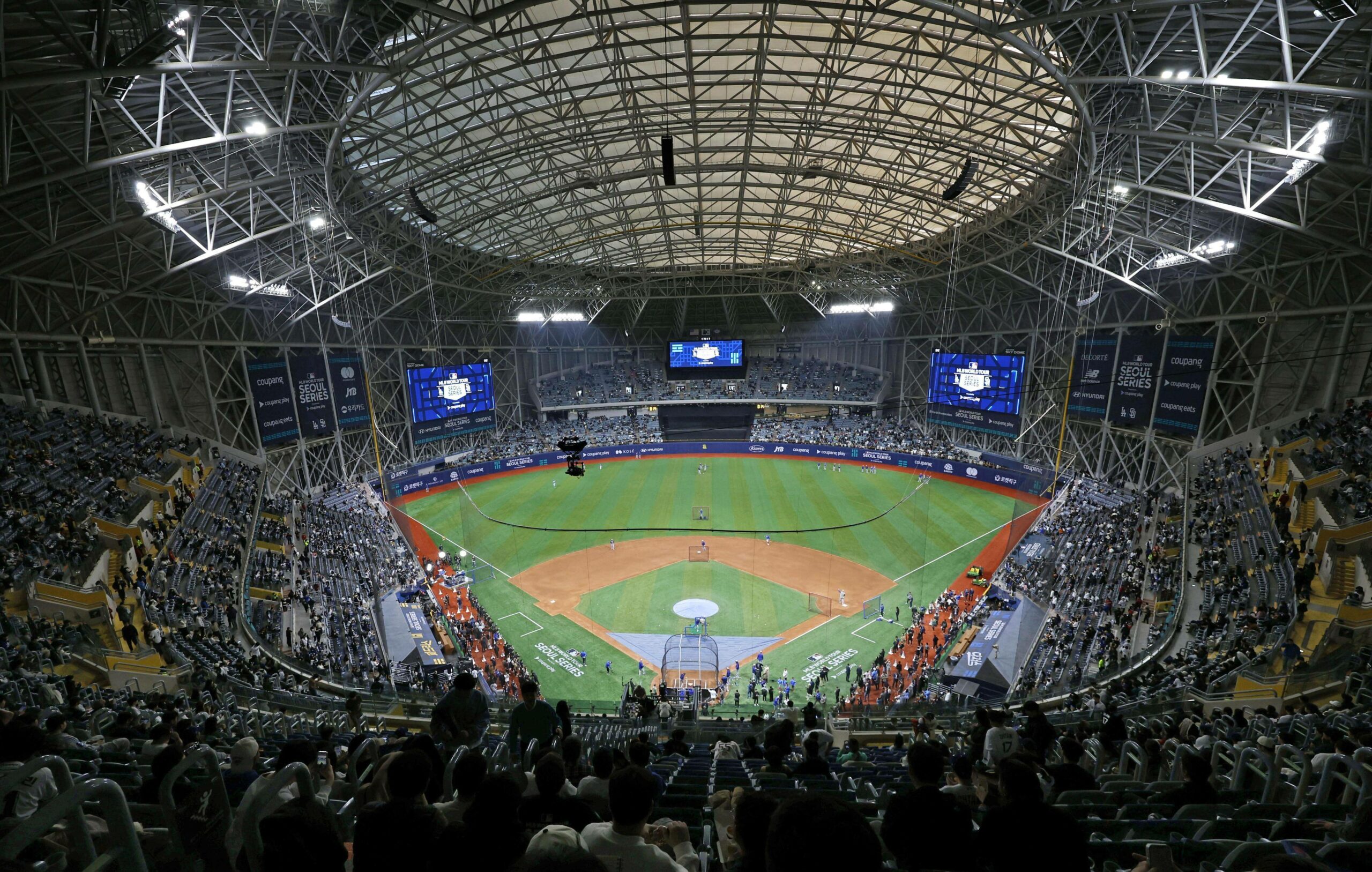 Der Gocheok Sky Dome in Seoul mit vielen Zuschauern.