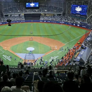 Der Gocheok Sky Dome in Seoul mit vielen Zuschauern.