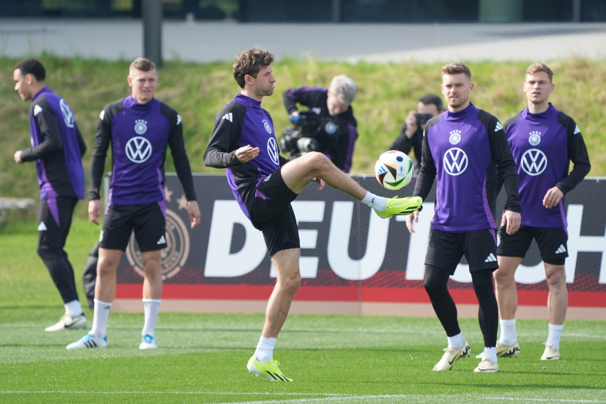 Thomas Müller mit seinen Teamkollegen auf dem Trainingsplatz.